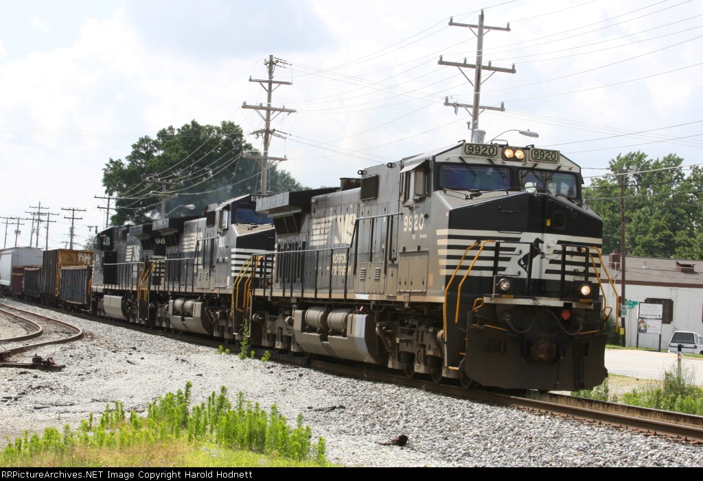 NS 9920 leads train P30 towards Pomona